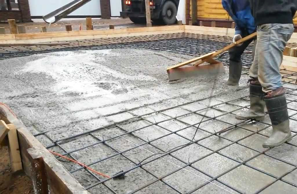 Залила плиту водой. Заливка плиты бетоном. Бетон для фундамента. Технология заливки бетона. Заливают бетон.