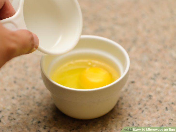 Можно ли вареное яйцо в микроволновке. Яйцо в микроволновке. Яйцо в крутую микроволновке. Яйцо пашот в микроволновке в кружке. Сварить яйцо в микроволновке.