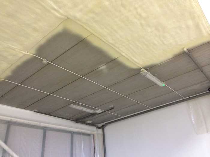 Звукоизоляция потолка отзывы. Минвата и Армстронг на потолке. Шумоизоляции бескаркасной изоляции потолка ТЗИ-2. Шумоизоляция под Армстронг. Армстронг с утеплителем.