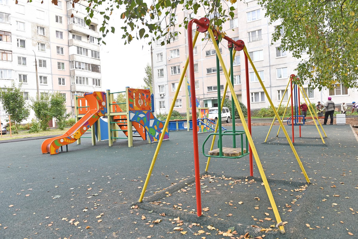 Площадка около. Современные детские площадки во дворах. Городки во дворе. Городок во дворе. Детская площадка возле здания.