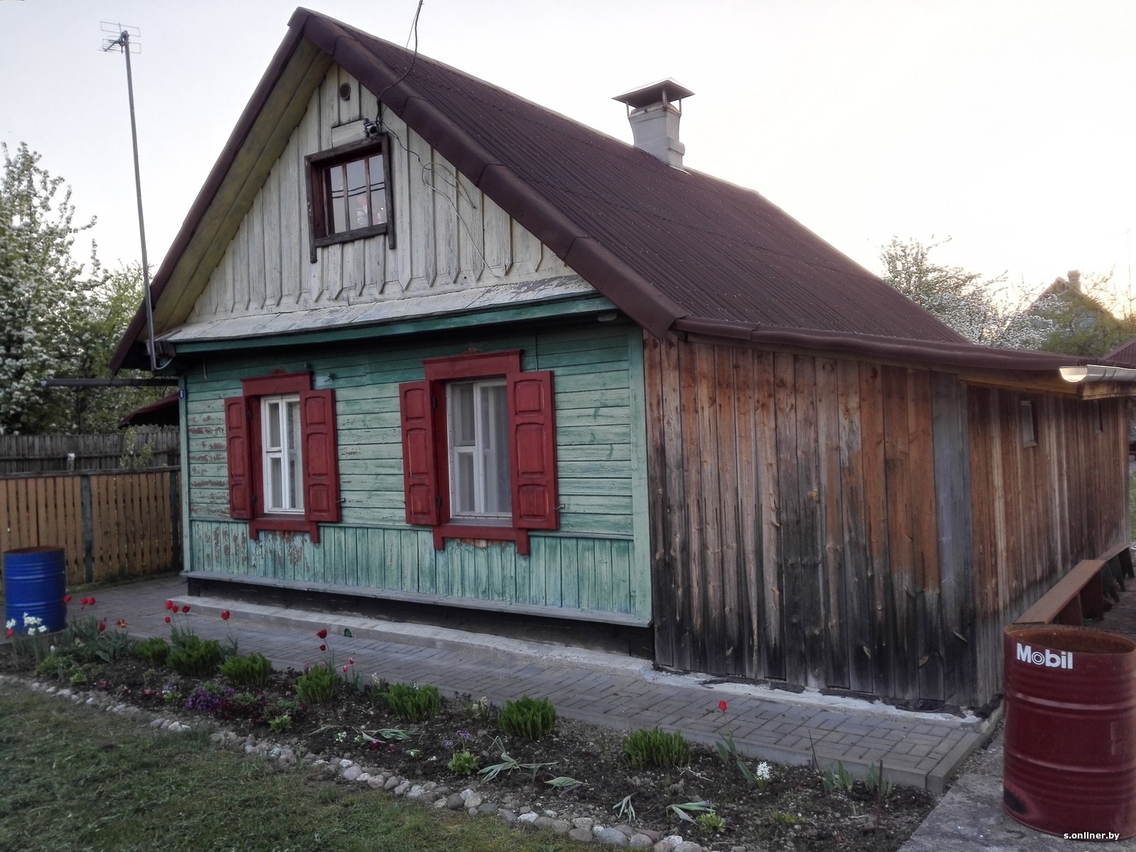 Какой краской покрасить старый дом. Покраска старого деревянного дома. Деревянный дом старый перекрашенный. Покрасить старый деревянный дом. Покрасить старый деревянный домик.
