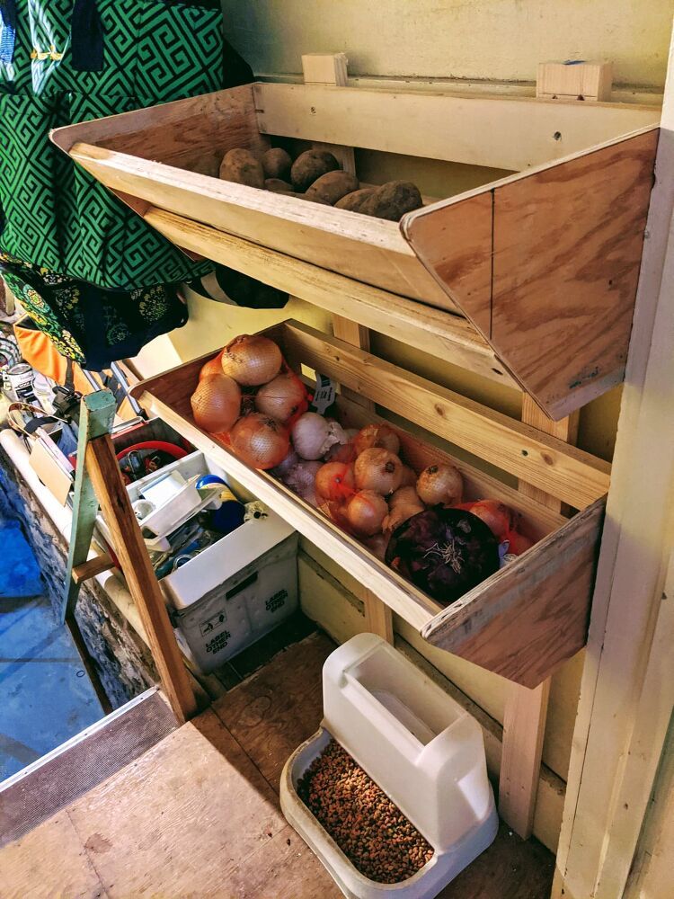 Хранение овощей доме. Ящики для хранения овощей в погребе. Ящик для овощей в погреб. Ящик для хранения картофеля. Подвал для хранения ово.