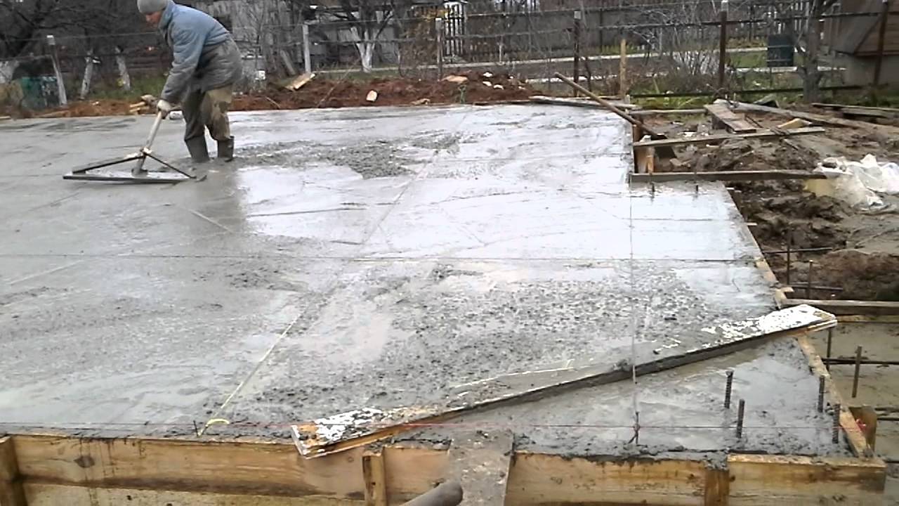 Делает бетонные плиты. Бетонирование плиты. Заливка плиты бетоном. Заливают бетон. Заливка монолитной плиты.