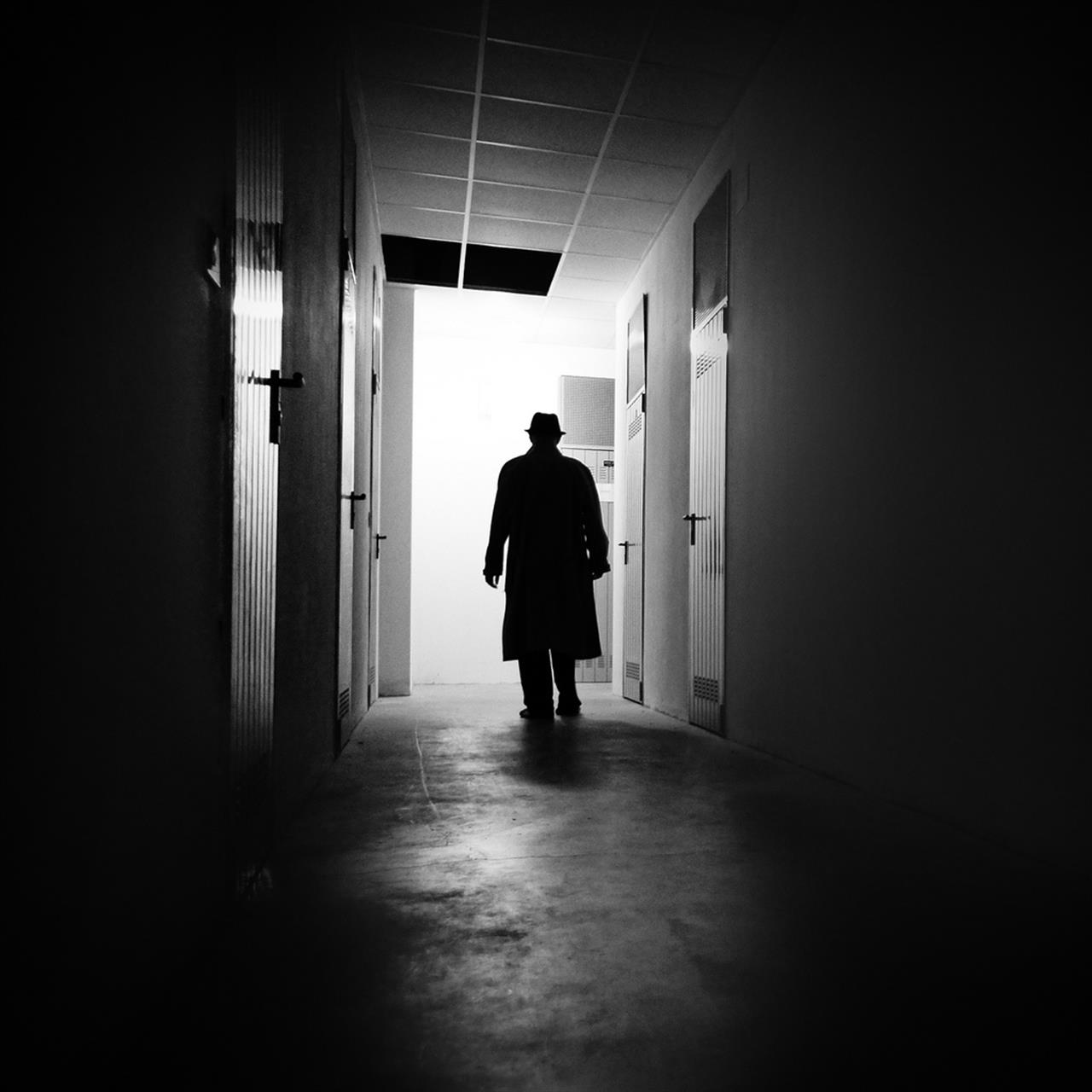 Закроет дверь в коридоре. Дверь силуэт. Тёмный силуэт в коридоре. Человек в темном коридоре. Силуэт в дверном проеме.