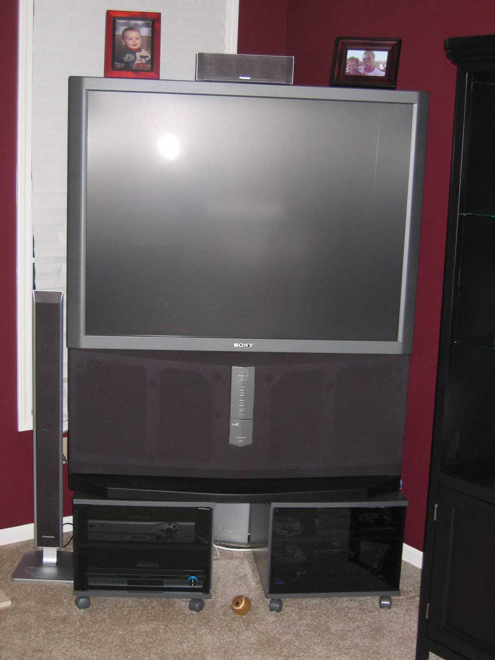 Телевизор Sony с колонками снизу
