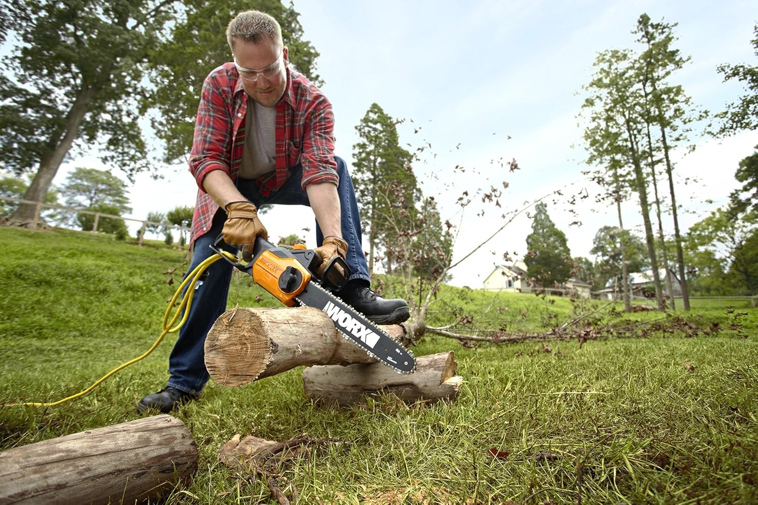 Фотки человека бензопилы. Chain saw пила. Электрическая пила по дереву для женщин. Разнорабочие бензопила.