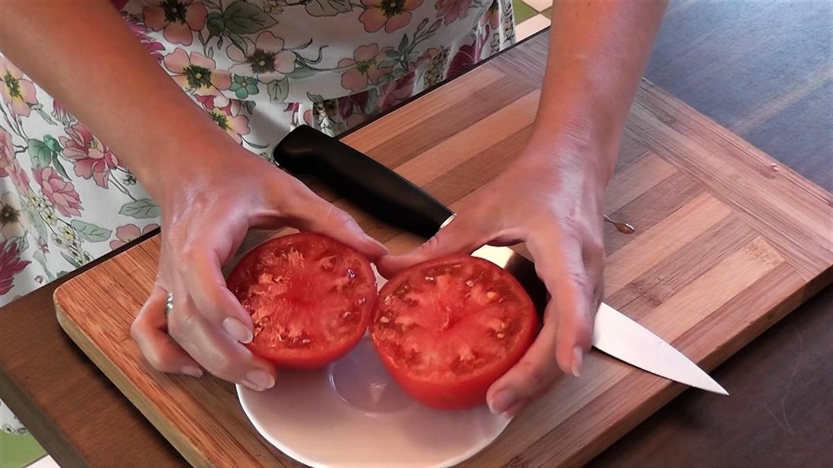 Готовим семена томатов. Извлечение семян из помидор. Собрать семена помидора. Собираем семена томатов. Семена томатов заготовки.
