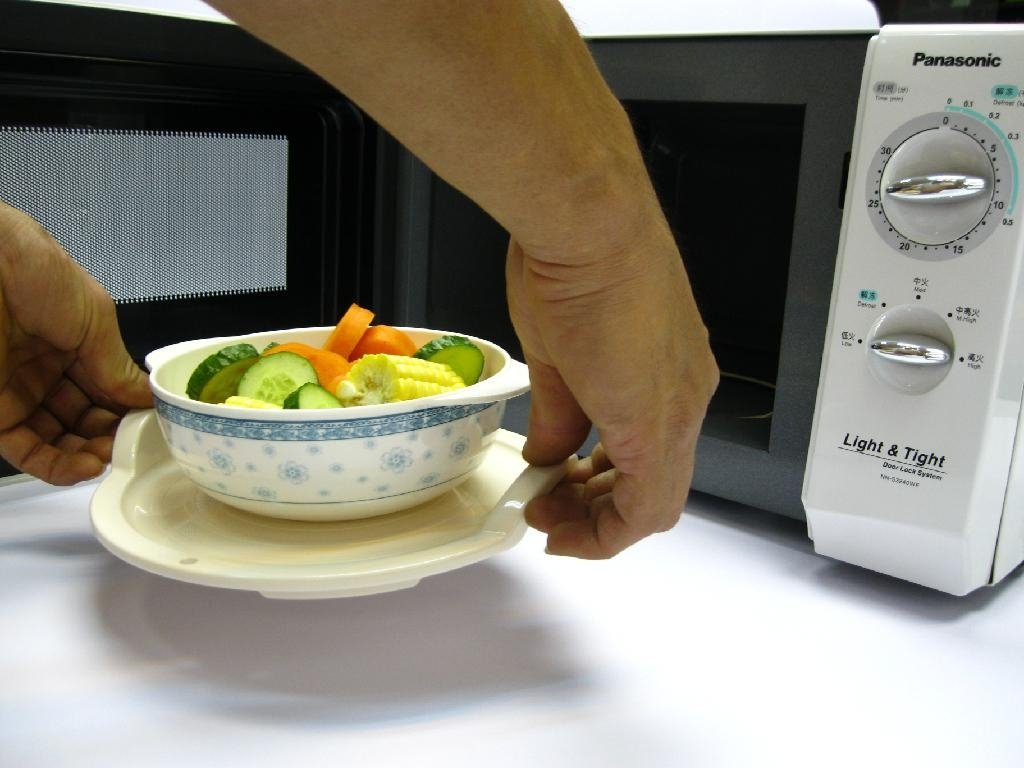 Можно ли в микроволновку железную посуду. Микроволновка готовка еды. Тарелка для приготовления в СВЧ. Тарелка для разогрева микроволновка. Разогрев в микроволновке.