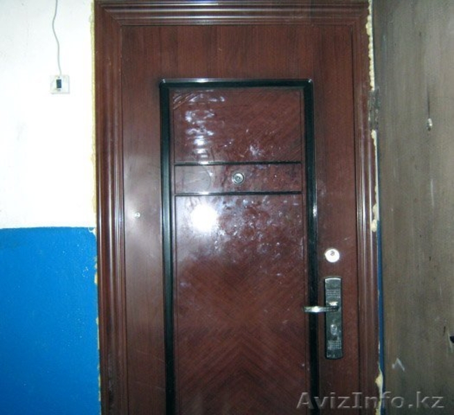 Двери в китайских домах. Старая входная дверь в квартиру. Китайская дверь металлическая входная. Входные двери в квартиру китайские. Советская входная дверь.
