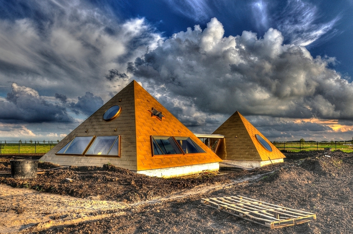 Округло треугольная. Дом пирамида Мексика. Экодома пирамиды-. Экопоселения пирамида. Пирамидообразный дом.