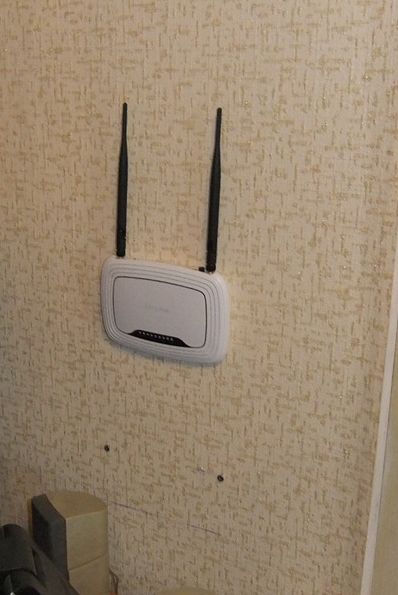 Вай фай в квартиру. WIFI роутер в коридоре. Роутер на стене. Wi Fi роутер на стене. Роутер в квартире.