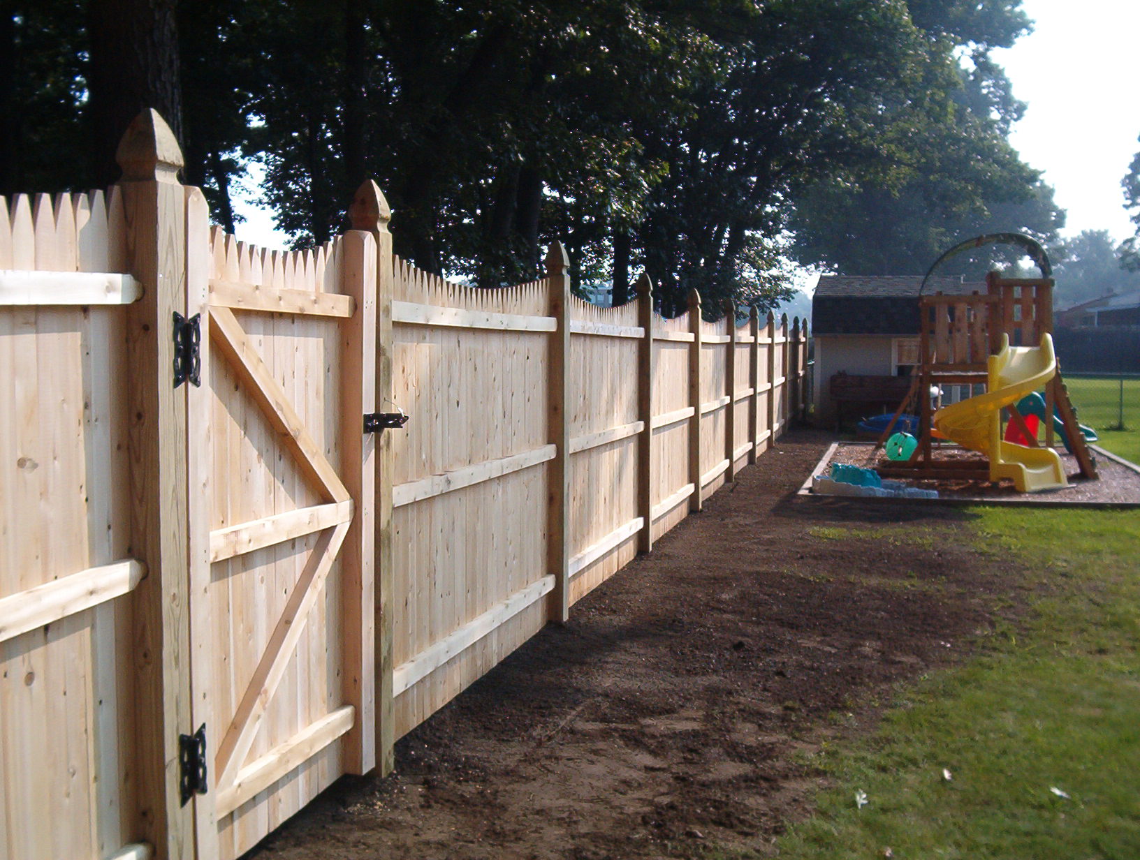 Сделать забор ключ цены. Забор из ДПК Combiwood. Забор из досок. Деревянный забор для дачи. Постройка деревянных заборов.