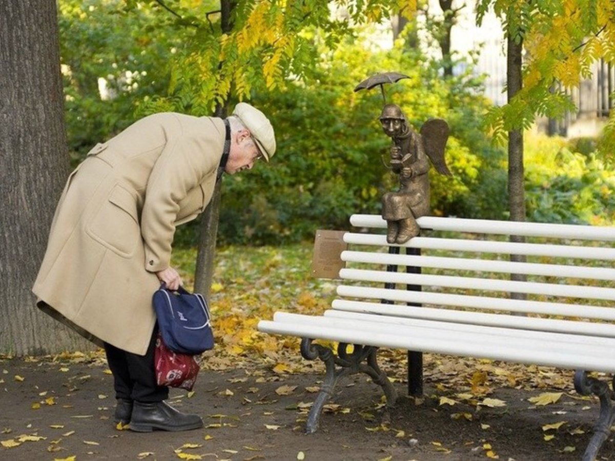 Бабушка на скамейке в парке