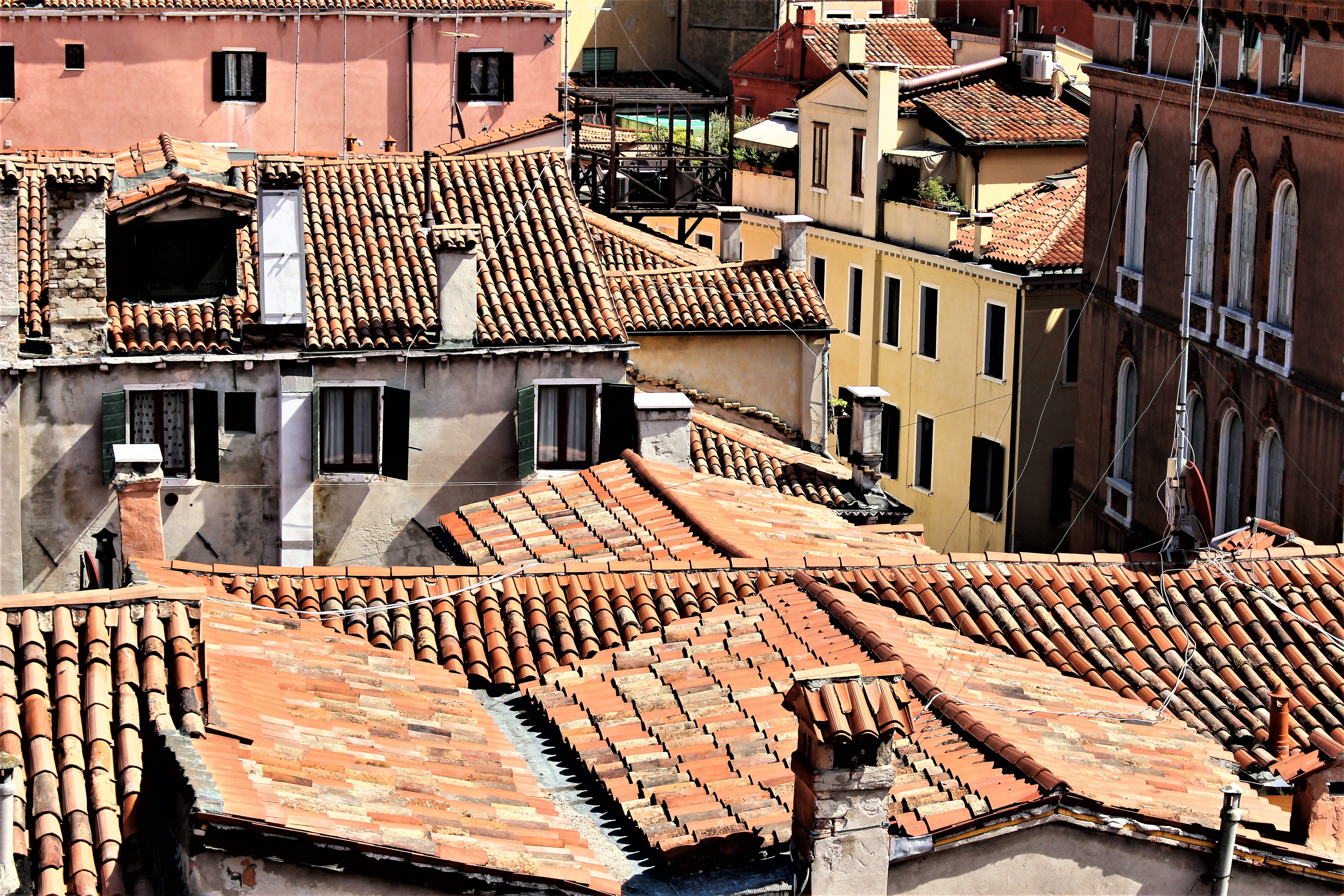 Черепицы город. Итальянские крыши Италия черепичные. Старая Черепичная крыша Италия. Италия крыши Умбрия.