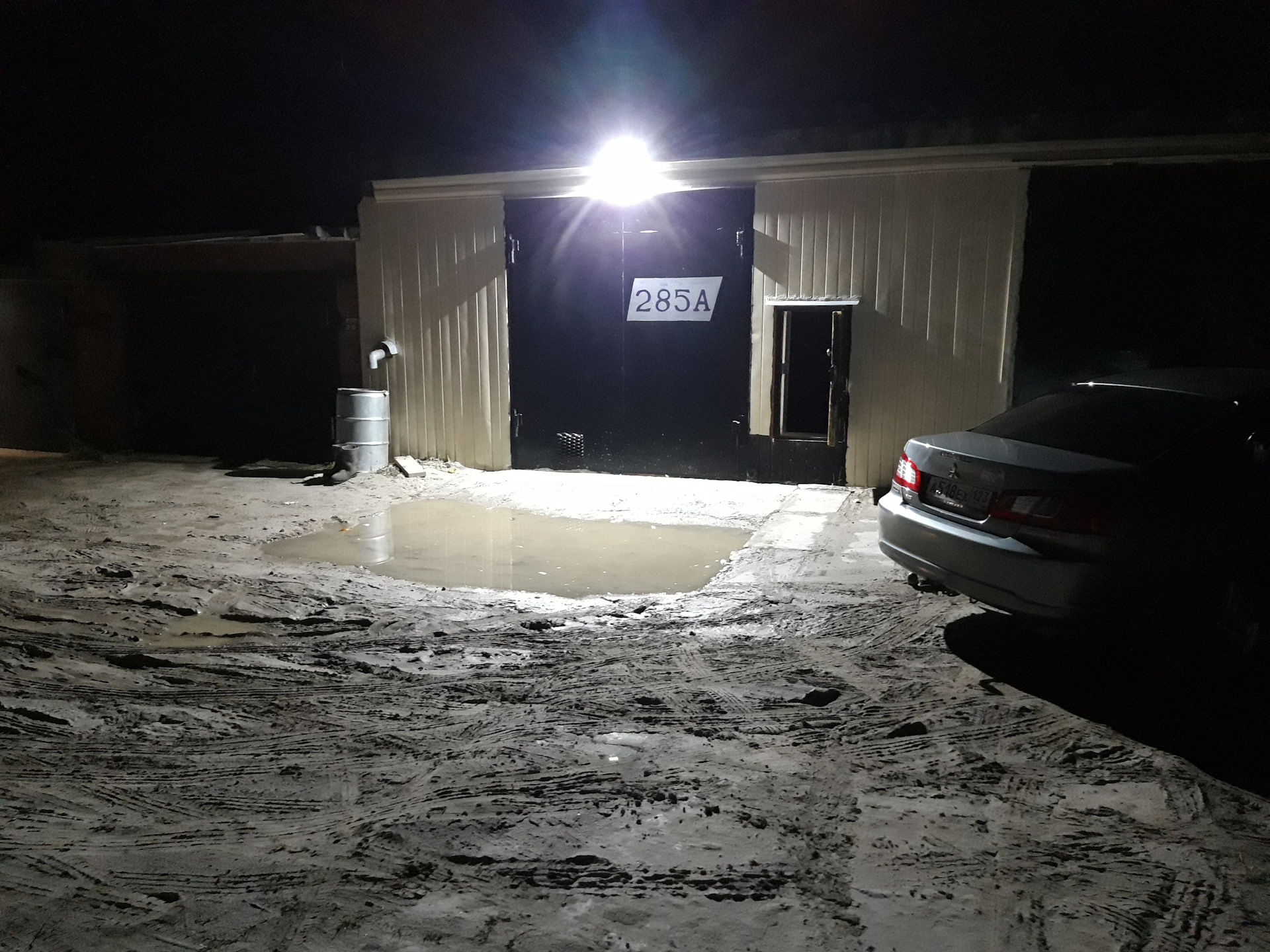 Прожектор в гараж. Уличное освещение гаража. Подсветка гаража. Освещение в гараже. Освещение въезда в гараж.