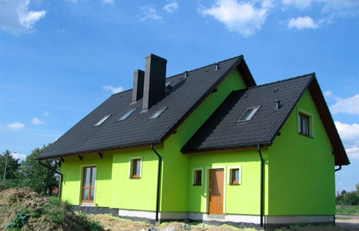 Покрасить дом в зеленый цвет. Оштукатуренный дом с зеленой крышей. Окрашенные фасады домов. Фасадная краска дом. Дом салатового цвета.