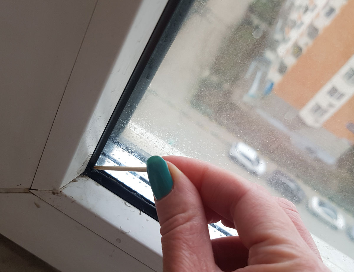 Воздух по краям стекла. Промерзают пластиковые окна. Стекло для пластиковых окон. Уплотнитель стекла окна стеклопакет на балкон. Уплотнитель стеклопакета пластикового окна внутри стеклопакета.