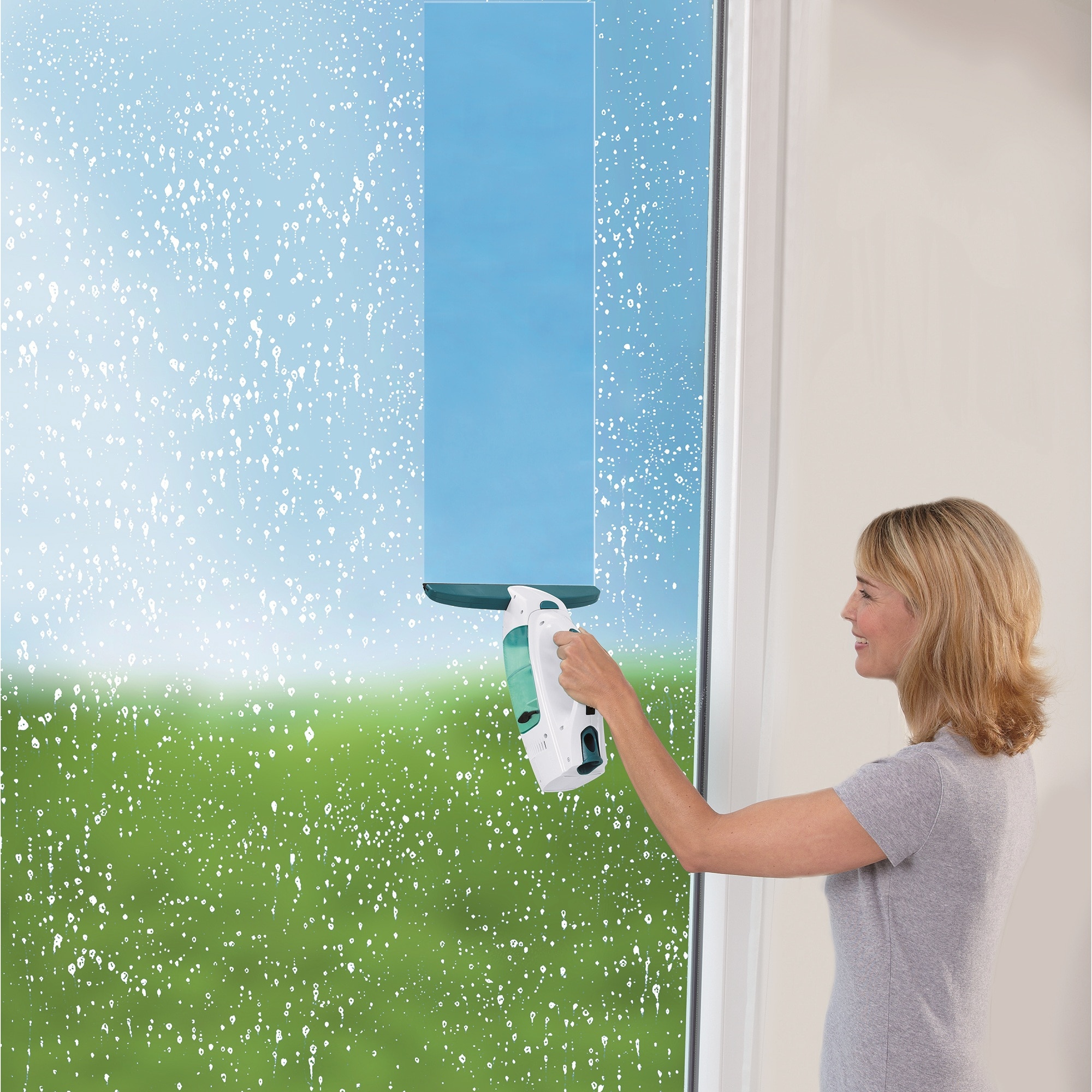 В какую погоду мыть окна. Стеклоочиститель Leifheit. Автоматическая щетка для мытья окон. Мойка окон. Мытье окон.