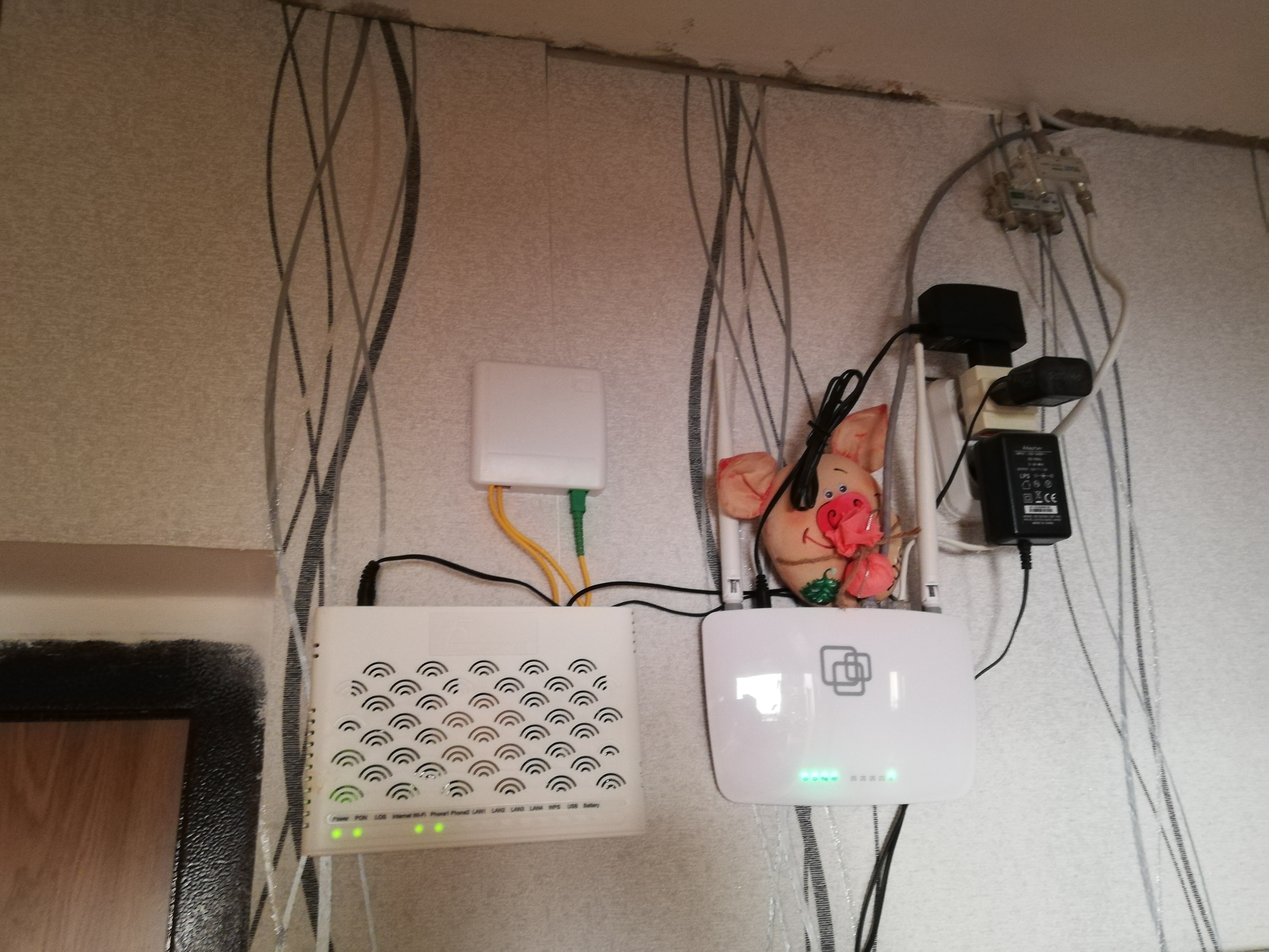 Оптоволокно в частный дом. Оптоволоконный интернет в квартиру. Оптоволокно провод в квартире. Оптоволокно кабель интернет в квартиру.