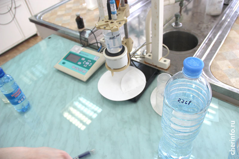 Отбор проб для лабораторных анализов. Лабораторные исследования воды. Вода в лаборатории. Химическое исследование воды. Лабораторные пробы воды.