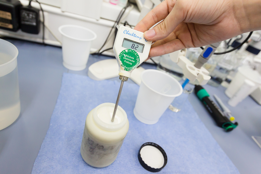 Тест качества лаборатория. Анализатор молока MILKOSCAN Minor. Исследование молока. Контроль качества молока. Пробы молока в лаборатории.