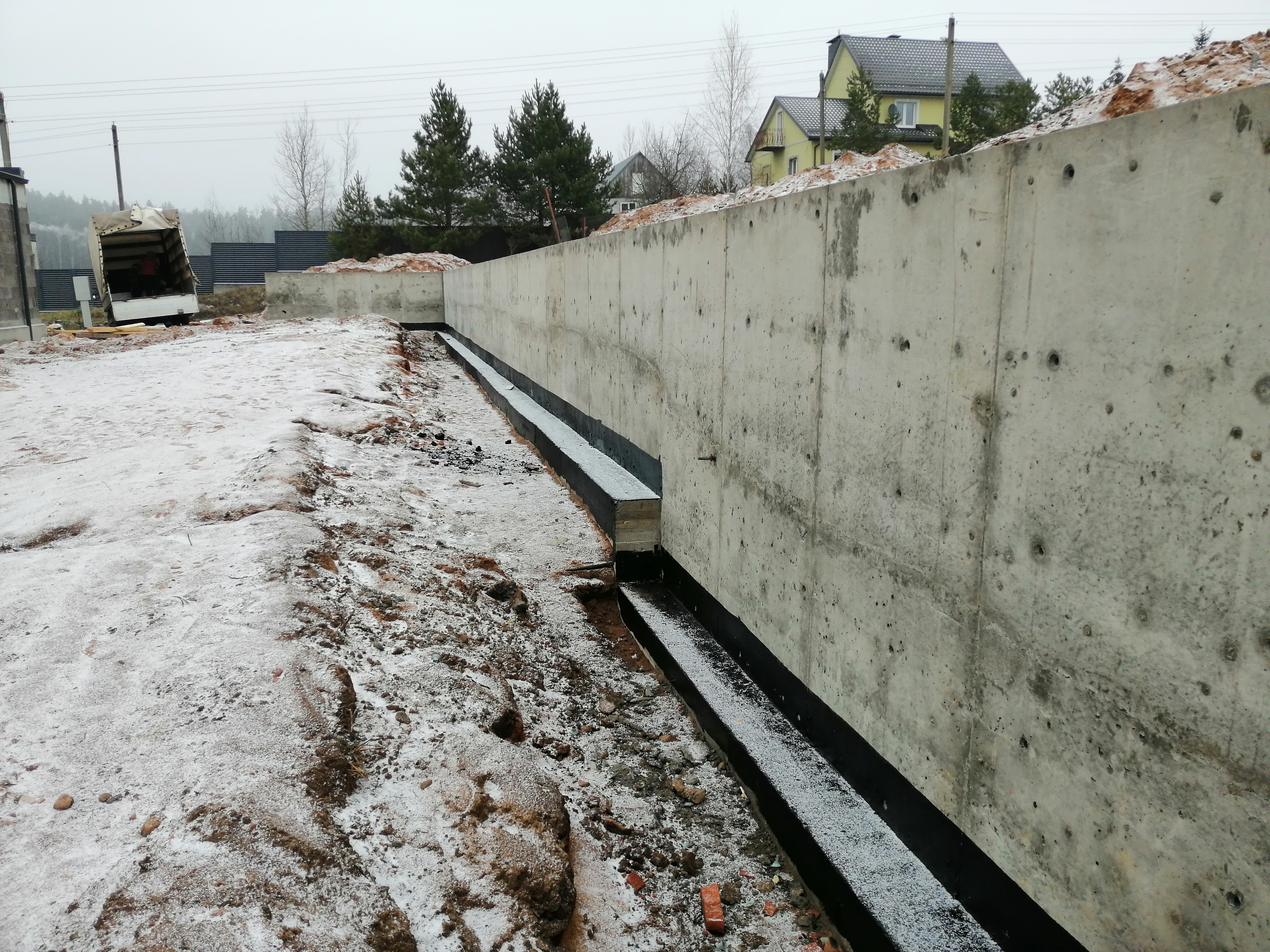 подпорная стенка из бетона на сваях