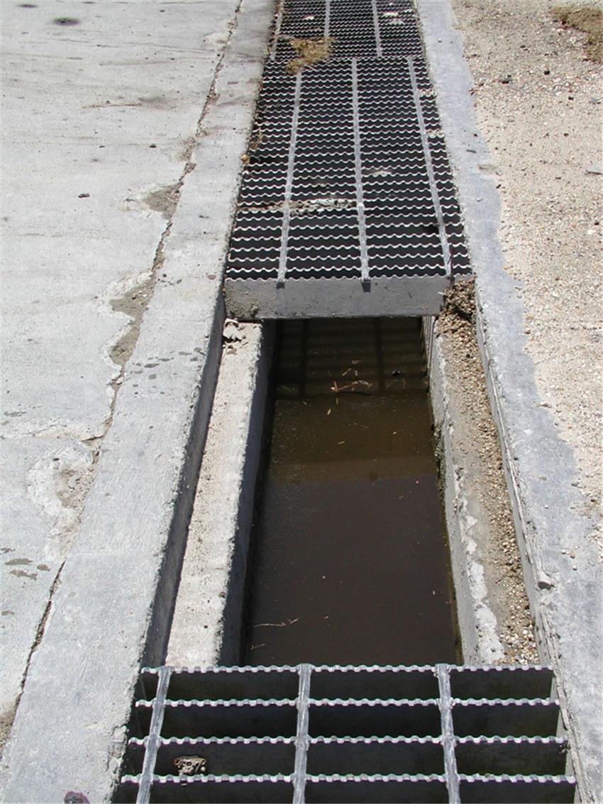 Ливневая канализация бетонная. Лоток ливневый с250. Бетонные лотки для ливневой канализации с250. Бетонирование водоотводного лотка. Лоток дренажный рм226.